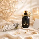 Micadoosje-balkje-met-goudkarton-en-luxe-parfumflesje.webp