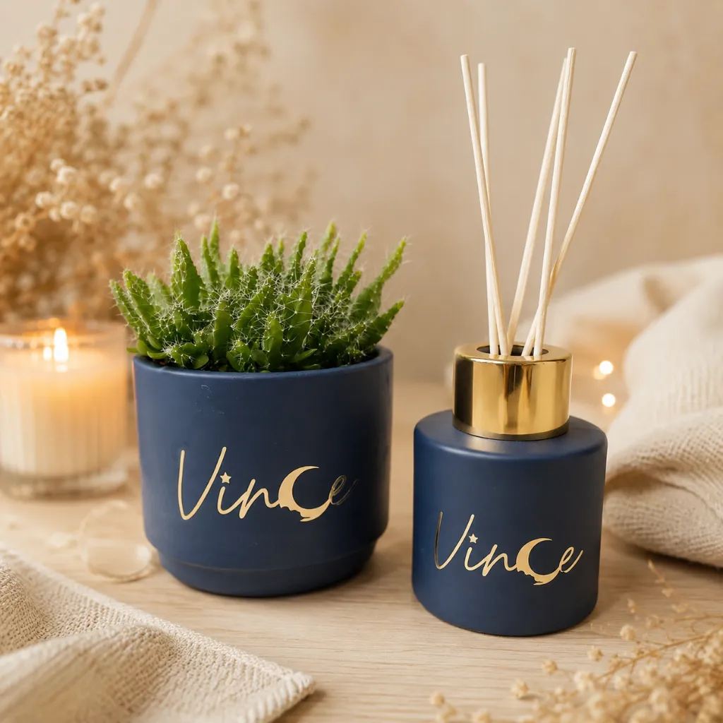 Bloempotje-marineblauw-met-parfumflesje.webp