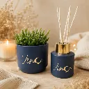 Bloempotje-marineblauw-met-parfumflesje.webp