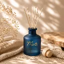 Geurflesje-Marineblauw-met-naamopdruk-en-geurstokjes.webp