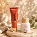 Wit-parfumflesje-met-terracotta-handcreme-tube.webp