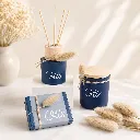 Marineblauw-parfumflesje-met-geurkaarsje-en-blokzeepje.webp