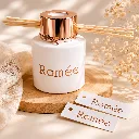 Kartonnen-naamkaartjes-bij-parfumflesje.webp